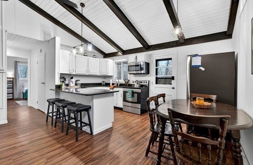 Millville Cabin | Spacious Mountain Retreat with Hot Tub & Screened Porch Near Wineries and Appalachian Trail | Harpers Ferry, WV