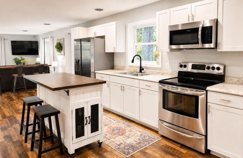 Forest House | Spacious Retreat 10 min Liberty|King|Patio|Firepit|Grill|Playset