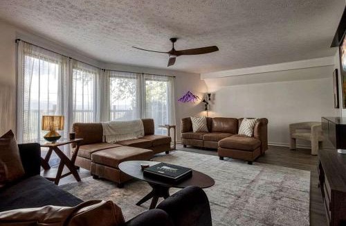 Kodak Ski Chalet | Spacious Smoky Mountain Cabin with RV Parking, Hot Tub & Game Room near Soaky Mountain Water Park in Sevierville, TN