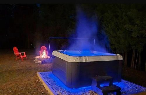 Sevierville Ski Chalet | Spirit Bear Private Smoky Mountain Cabin on 4 Acres with Hot Tub