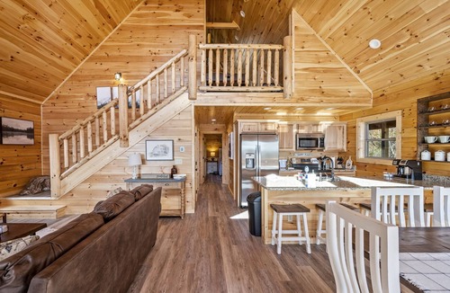 Sevierville Cabin | Spring Deals with March, April, & May Dates Smoky Mtn Cabin: Game Room/Hot Tub