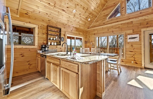 Sevierville Cabin | Spring Deals with March, April, & May Dates Smoky Mtn Cabin: Game Room/Hot Tub