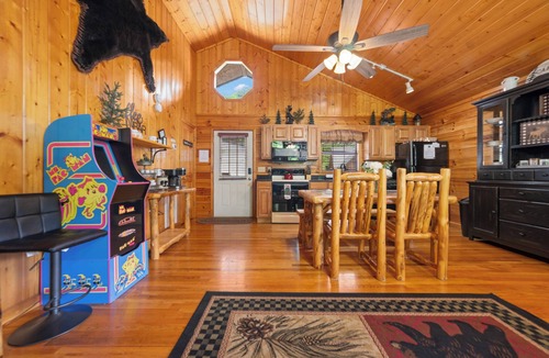 Sevierville Cabin | SR Cozy Mountain Cabin Private Hot Tub 1.5 Miles to Dollywood Walk to the Pool