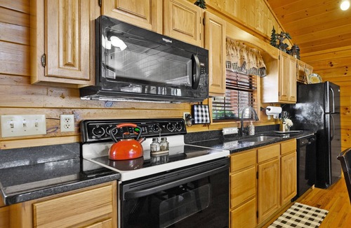 Sevierville Cabin | SR Cozy Mountain Cabin Private Hot Tub 1.5 Miles to Dollywood Walk to the Pool