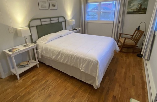 Dongola Apartment | Standalone Carriage House, 2 BR, 4 Guests, less than one mile from I-57