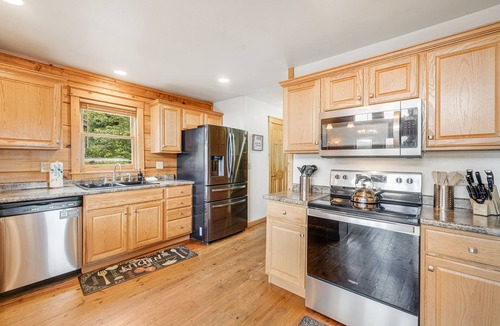 Wolf Laurel Cabin | Starlink, Hot Tub & Views + Pool Table | Pet-Friendly | Near Hatley Pointe