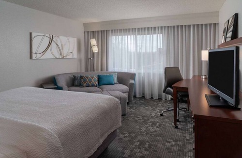 Twin Brook Hotel | Stay in a Contemporary Pet Friendly Hotel Near Tennessee Aquarium!