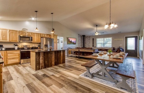 Sevierville Cabin | 🏞️ Sticks Creek | 11 Acres Near Douglas Lake + Creek + Hot Tub 🎣