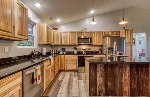 Sevierville Cabin | 🏞️ Sticks Creek | 11 Acres Near Douglas Lake + Creek + Hot Tub 🎣