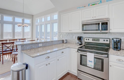 Ocean Sands House | Stunning Beach House with Private Pool/Hot Tub, Pool Table & Deck - Free WiFi