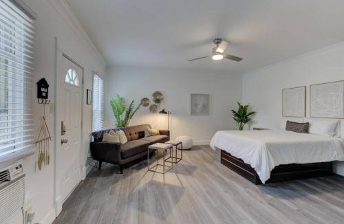 Central Gardens Apartment | Stunning Memphis Neighborhood Guest House