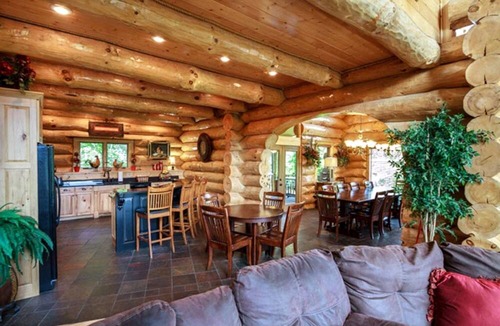 Pittman Center Cabin | Stunning Secluded Cabin with Fire Pit and Hot-tub in Pittman Center, Tennessee