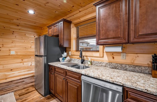 Cosby Cabin | Stunning Views,Hot Tub, Game Room,Zero Stair Entry