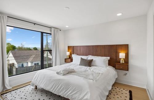 Hurwood Heights House | Stylish 3-Story Townhome Hot Tub & Fireplace