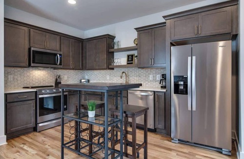Greenwood House | Stylish East Nash Townhouse, Walk to Favorite Eats | Cozy Den, Workspace, Smart TVs & Fast WiFi | Full Kitchen, Garage & 24 Hr Hospitality | Near Mas Tacos, Rosepepper & Five Points | 10 Min to Broadway
