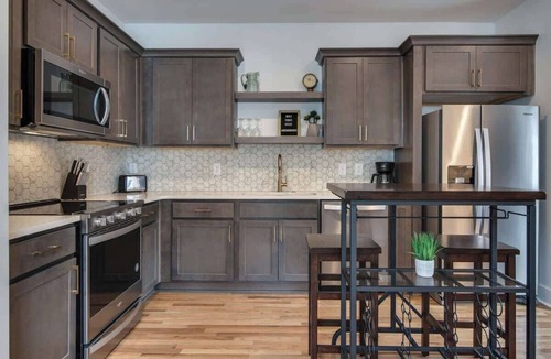 Greenwood House | Stylish East Nash Townhouse, Walk to Favorite Eats | Cozy Den, Workspace, Smart TVs & Fast WiFi | Full Kitchen, Garage & 24 Hr Hospitality | Near Mas Tacos, Rosepepper & Five Points | 10 Min to Broadway