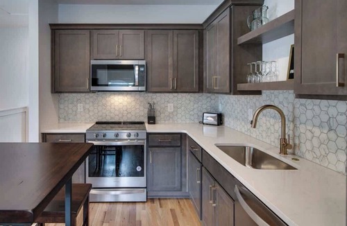 Greenwood House | Stylish East Nash Townhouse, Walk to Favorite Eats | Cozy Den, Workspace, Smart TVs & Fast WiFi | Full Kitchen, Garage & 24 Hr Hospitality | Near Mas Tacos, Rosepepper & Five Points | 10 Min to Broadway
