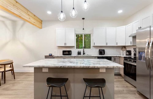 Westminster Cabin | Stylish Lakehouse with Black-and-White Modern Design near Lake Hartwell, Clemson SC