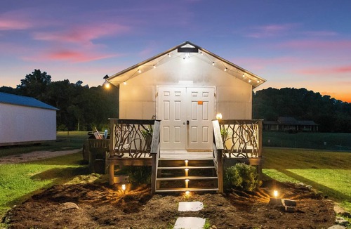 Winona Cabin | Stylish Newly Remodeled Cabin. Sleeps up to 7. Direct Access to Brimstone. Pets