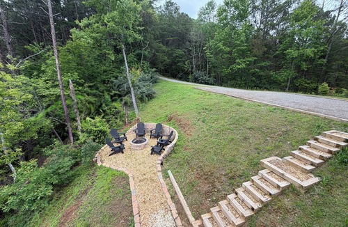 Copperhill House | Stylish with Breathtaking views, 4bed, 4.5baths, pool table, fire pit and more!