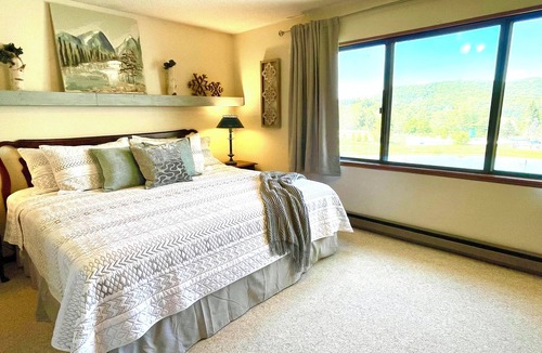 Sugar Mountain Cabin | Suite Times@Snowlake - Walk to Lifts.perfect for Reunions & Groups. Sleep10-20