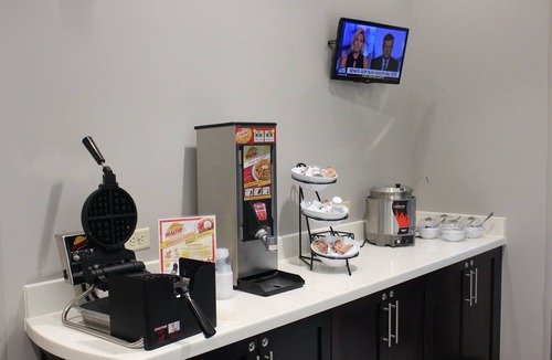 Miamisburg Apartment | Suite with Full Kitchen | Breakfast Included!