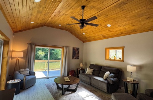 Ellwood City House | Summer Home @ Copper Hollow, Right beside the Creek, accommodates 4 guest
