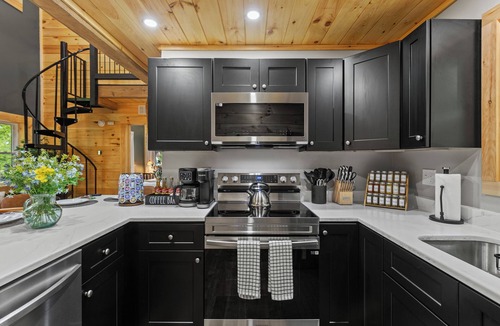 Campton Cabin | Summer Retreat! w/Hot Tub, Sauna & Firepit near Natural Bridge SP + RRG trails!