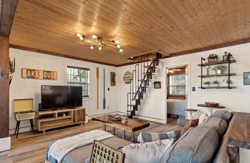 Eatonton House | Sunset Escape, Waterfront, Sleeps 6, Fishing, 2 Kayaks, Games, + Firepit!