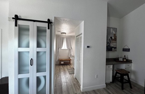 Bailey Town Apartment | Sunshine studio villa optional gull car rental