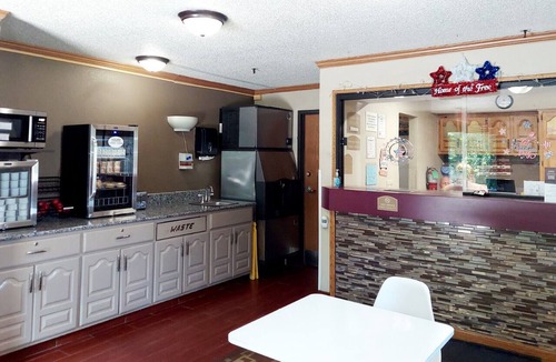 Spring Hill Hotel | Super 8 by Wyndham Dunbar/Charleston Area
