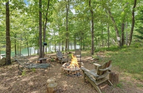 Reed Creek House | SUPER CUTE On the lake, Deep Water quiet cove, easy walk to lake
