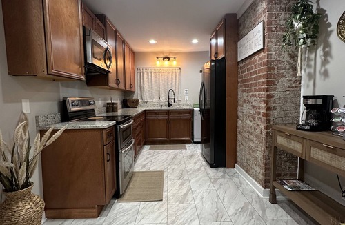 Kingsport House | ★ Superhost Rated ★ Lily of the Valley Retreat - Steps to Downtown