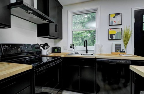 Bloomington House | Sweet Spot on Swain | Modern 3 BR just 5 blocks to IU Campus