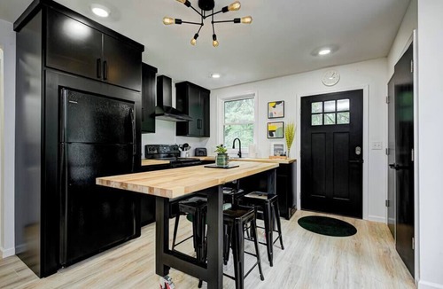 Bloomington House | Sweet Spot on Swain | Modern 3 BR just 5 blocks to IU Campus