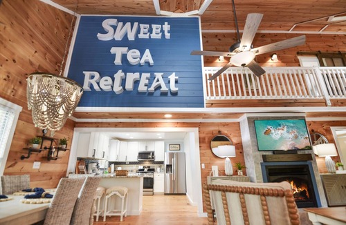 Ellijay Cabin | Sweet Tea Retreat – Ridgetop Cabin w/Forest Views, Hot Tub & large frt. Porch