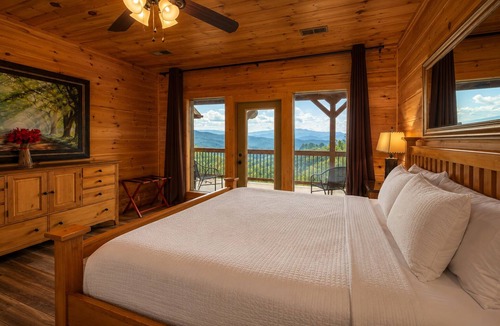 Pittman Center Cabin | Sycamore Mansion | 14 Suites | Arcade | Fire Pit | Amazing Views