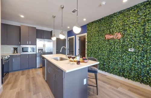 West End House | Symphony - Odyssey - Mins to Broadway - Pool & Gym