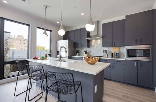 West End House | Symphony - Odyssey - Mins to Broadway - Pool & Gym