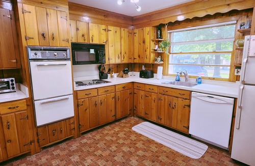Donelson House | That 60's Place -Near Opry, Airport & Dwtn - 3bdrm - 85" TV - Step back in time!