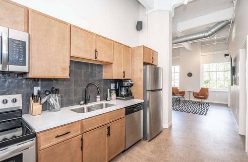Central Business District Apartment | The 333 Suites 201 - Stay for 6