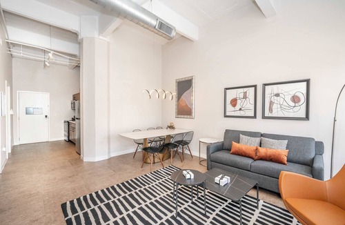 Central Business District Apartment | The 333 Suites 201 Stay for 6