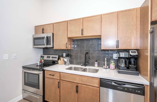Central Business District Apartment | The 333 Suites 201 Stay for 6