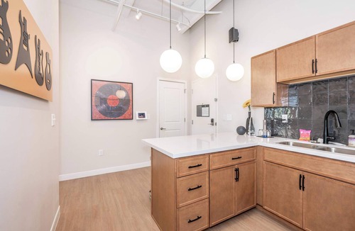 Central Business District Apartment | The 333 Suites 303 Suite for 6