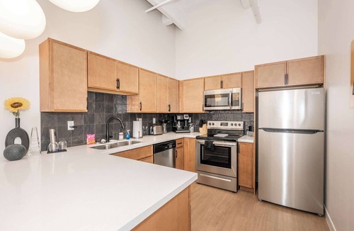 Central Business District Apartment | The 333 Suites 303 Suite for 6
