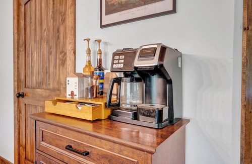 Peaks House | The Brown Bear Lodge Creek side & family friendly with hot tub!