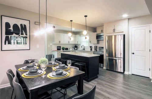 Columbia House | The Cola White House | Sleeps 16 | 7 minutes to DT