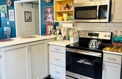 Charlotte House | The Color Retreat Perfect 3-bedroom house in charming Charlotte min.to Southend