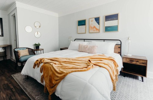 Byrdstown Bed & Breakfast | The Conner Room, The Lakeside Inn at Dale Hollow