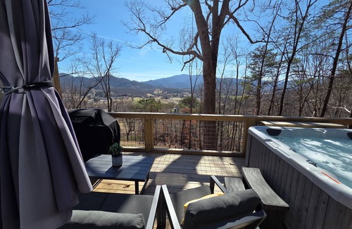 Waynesville Ski Chalet | The Deer Haven Tiny Home Near Asheville & Waynesville w/Hot Tub & Mtn Views